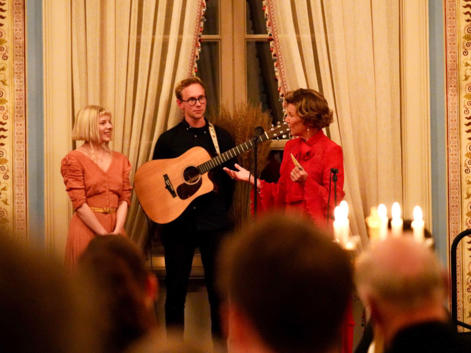 Dronning Sonja takker Aurora Aksnes og Fredrik Svabø som underholdt etter middagen. Foto. Simen Løvberg Sund, Det kongelige hoff